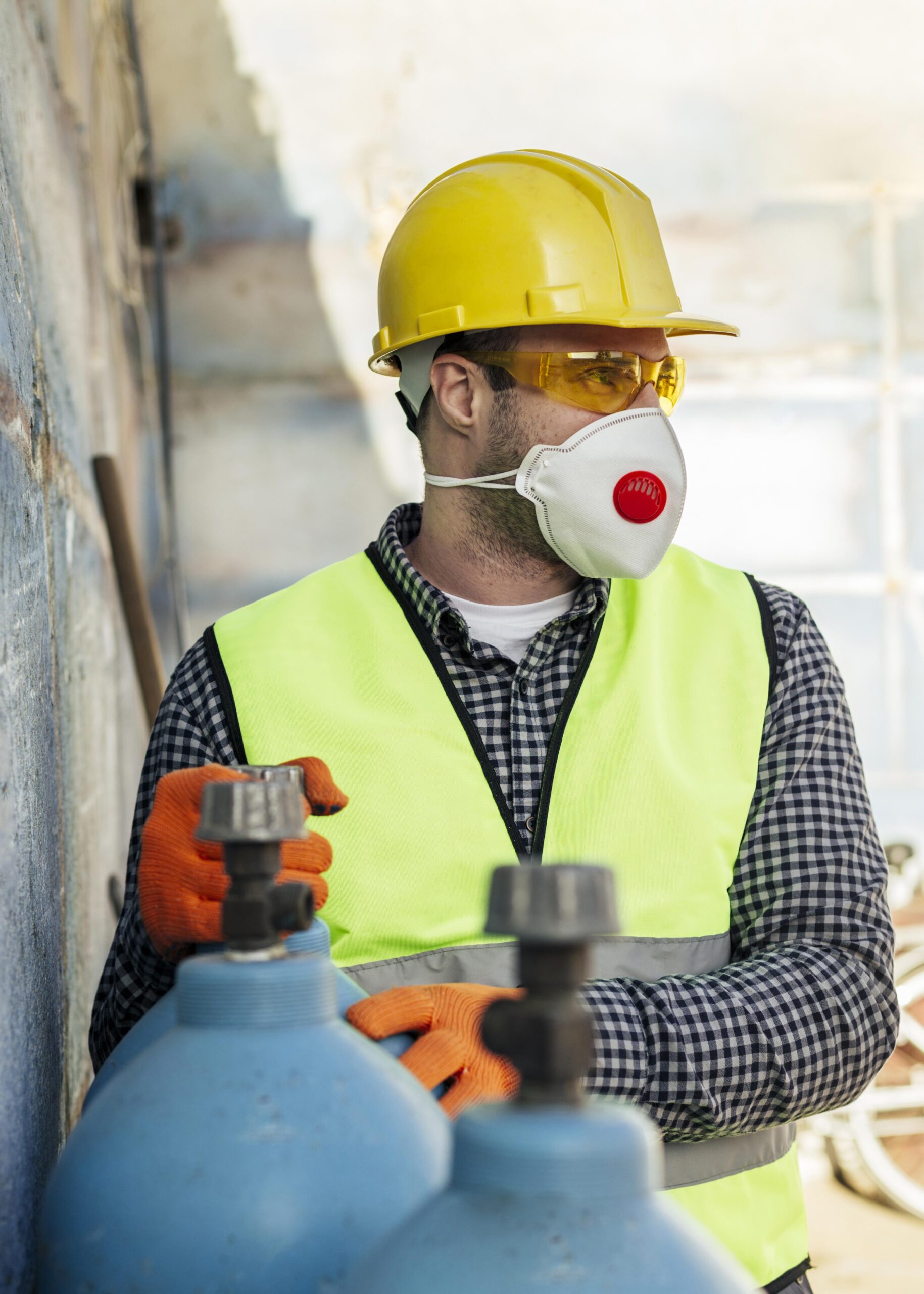 vista-frontal-del-trabajador-con-mascara-protectora-y-casco